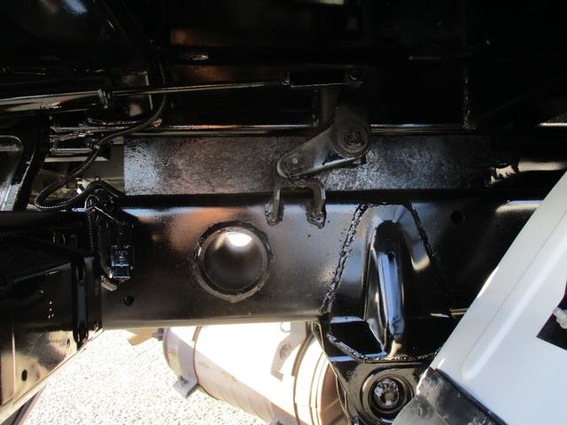 キャンター ３トン　強化ダンプ　全低床　５ＭＴ　コボレーン　ピン加工　あゆみ掛け　ロープフック　メッキパーツ　左電格ミラー　新明和ＤＲ２－１００１ＳＹ　　３トンダンプ　３トン車　２トンベース　ダンプ　新明和ダンプ　新明和　２トン　ダンプ（26枚目）