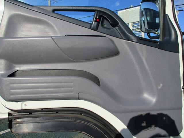 キャンター ３トン　強化ダンプ　全低床　５ＭＴ　コボレーン　ピン加工　あゆみ掛け　ロープフック　メッキパーツ　左電格ミラー　新明和ＤＲ２－１００１ＳＹ　　３トンダンプ　３トン車　２トンベース　ダンプ　新明和ダンプ　新明和　２トン　ダンプ（27枚目）