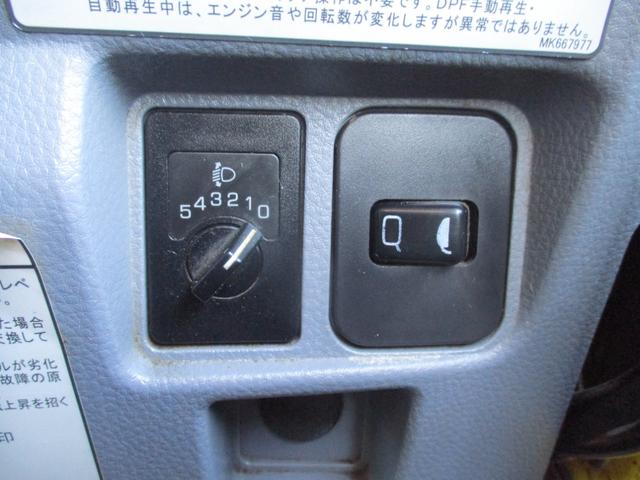 キャンター ３トン　強化ダンプ　全低床　５ＭＴ　コボレーン　ピン加工　あゆみ掛け　ロープフック　メッキパーツ　左電格ミラー　新明和ＤＲ２－１００１ＳＹ　　３トンダンプ　３トン車　２トンベース　ダンプ　新明和ダンプ　新明和　２トン　ダンプ（32枚目）