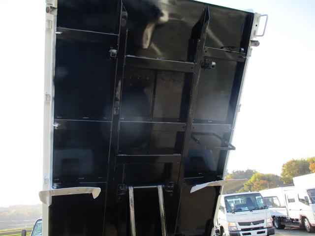 キャンター ３トン　強化ダンプ　全低床　５ＭＴ　コボレーン　ピン加工　あゆみ掛け　ロープフック　メッキパーツ　左電格ミラー　新明和ＤＲ２－１００１ＳＹ　　３トンダンプ　３トン車　２トンベース　ダンプ　新明和ダンプ　新明和　２トン　ダンプ（44枚目）