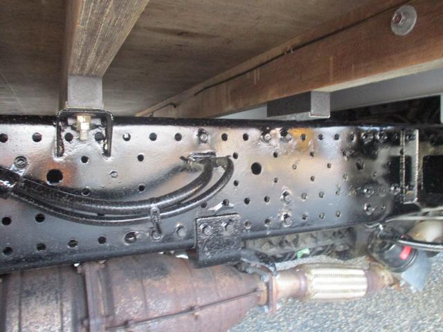 エルフトラック 2トン ワイドロング 全低床 6速MT アルミ縞板 ETC 荷寸430/207/38 アルミブロック 坂道発進補助装置 レベライザー バックカメラ 1ナンバー スペアタイヤ 2トンベース 2トン車 ミッション マニュアル MT 架装 平 平車(22枚目)