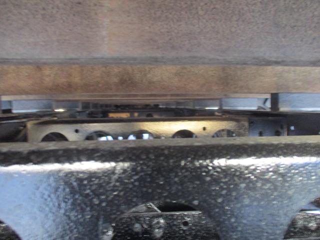 エルフトラック 2トン ワイドロング 全低床 6速MT アルミ縞板 ETC 荷寸430/207/38 アルミブロック 坂道発進補助装置 レベライザー バックカメラ 1ナンバー スペアタイヤ 2トンベース 2トン車 ミッション マニュアル MT 架装 平 平車(24枚目)