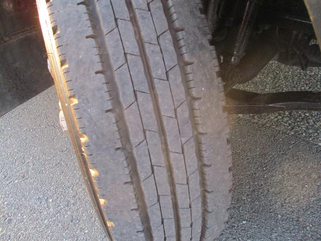 エルフトラック 2トン ワイドロング 全低床 6速MT アルミ縞板 ETC 荷寸430/207/38 アルミブロック 坂道発進補助装置 レベライザー バックカメラ 1ナンバー スペアタイヤ 2トンベース 2トン車 ミッション マニュアル MT 架装 平 平車(25枚目)