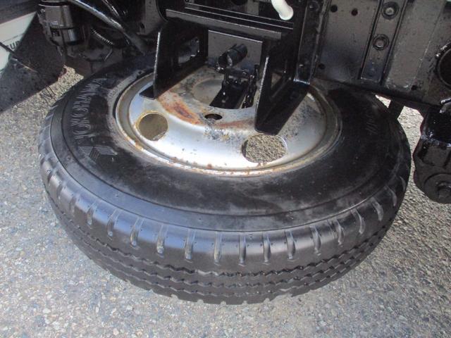 デュトロ ３トン　ダンプ　極東製　全低床　ＭＴ　コボレーン　レベライザ　ピン加工１箇所　ロープフック　荷台塗装　スペアタイヤ　取扱説明書　３トンダンプ　３トン車　２トンベース　ダンプ　極東ダンプ　４ナンバー　ミッション　マニュアル　ＭＴ（26枚目）