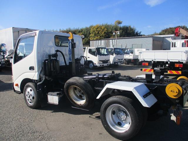 ダイナトラック ３トン　新明和　アームロール　全低床　ツインホイスト　ＭＴ　４ナンバー　リモコン坂道発進補助装置　左電格ミラー　５速ＭＴ　新明和ダンプ　３トンダンプ　ダンプ　中古　中古車　中古ダンプ　３トン車　２トンベース　３トンアームロール　ミッション　マニュアル　リモコン（11枚目）