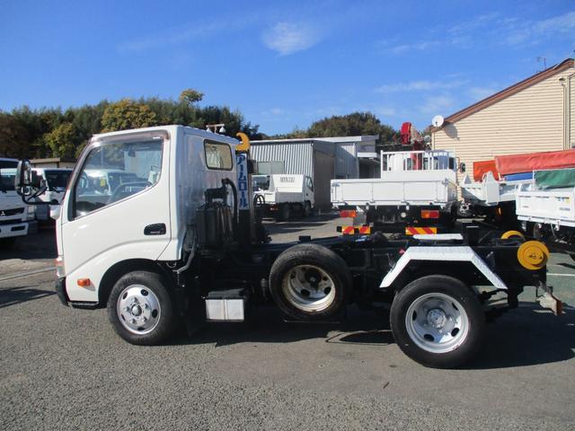 ダイナトラック ３トン　新明和　アームロール　全低床　ツインホイスト　ＭＴ　４ナンバー　リモコン坂道発進補助装置　左電格ミラー　５速ＭＴ　新明和ダンプ　３トンダンプ　ダンプ　中古　中古車　中古ダンプ　３トン車　２トンベース　３トンアームロール　ミッション　マニュアル　リモコン（13枚目）