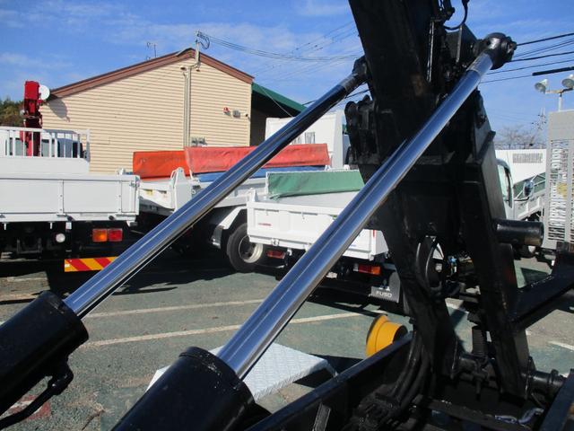 ダイナトラック ３トン　新明和　アームロール　全低床　ツインホイスト　ＭＴ　４ナンバー　リモコン坂道発進補助装置　左電格ミラー　５速ＭＴ　新明和ダンプ　３トンダンプ　ダンプ　中古　中古車　中古ダンプ　３トン車　２トンベース　３トンアームロール　ミッション　マニュアル　リモコン（15枚目）