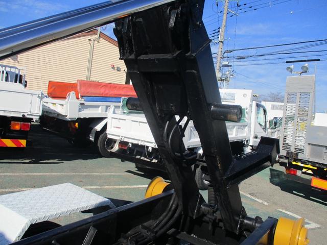 ダイナトラック ３トン　新明和　アームロール　全低床　ツインホイスト　ＭＴ　４ナンバー　リモコン坂道発進補助装置　左電格ミラー　５速ＭＴ　新明和ダンプ　３トンダンプ　ダンプ　中古　中古車　中古ダンプ　３トン車　２トンベース　３トンアームロール　ミッション　マニュアル　リモコン（17枚目）