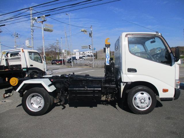 ダイナトラック ３トン　新明和　アームロール　全低床　ツインホイスト　ＭＴ　４ナンバー　リモコン坂道発進補助装置　左電格ミラー　５速ＭＴ　新明和ダンプ　３トンダンプ　ダンプ　中古　中古車　中古ダンプ　３トン車　２トンベース　３トンアームロール　ミッション　マニュアル　リモコン（18枚目）