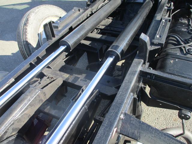 ダイナトラック ３トン　新明和　アームロール　全低床　ツインホイスト　ＭＴ　４ナンバー　リモコン坂道発進補助装置　左電格ミラー　５速ＭＴ　新明和ダンプ　３トンダンプ　ダンプ　中古　中古車　中古ダンプ　３トン車　２トンベース　３トンアームロール　ミッション　マニュアル　リモコン（21枚目）