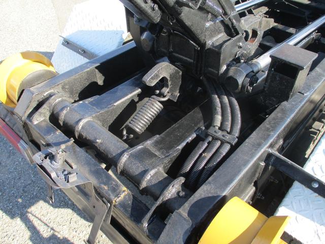 ダイナトラック ３トン　新明和　アームロール　全低床　ツインホイスト　ＭＴ　４ナンバー　リモコン坂道発進補助装置　左電格ミラー　５速ＭＴ　新明和ダンプ　３トンダンプ　ダンプ　中古　中古車　中古ダンプ　３トン車　２トンベース　３トンアームロール　ミッション　マニュアル　リモコン（22枚目）