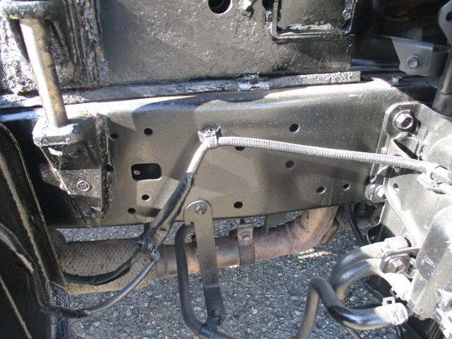 ダイナトラック ３トン　新明和　アームロール　全低床　ツインホイスト　ＭＴ　４ナンバー　リモコン坂道発進補助装置　左電格ミラー　５速ＭＴ　新明和ダンプ　３トンダンプ　ダンプ　中古　中古車　中古ダンプ　３トン車　２トンベース　３トンアームロール　ミッション　マニュアル　リモコン（26枚目）