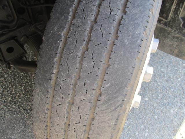 ダイナトラック ３トン　新明和　アームロール　全低床　ツインホイスト　ＭＴ　４ナンバー　リモコン坂道発進補助装置　左電格ミラー　５速ＭＴ　新明和ダンプ　３トンダンプ　ダンプ　中古　中古車　中古ダンプ　３トン車　２トンベース　３トンアームロール　ミッション　マニュアル　リモコン（28枚目）