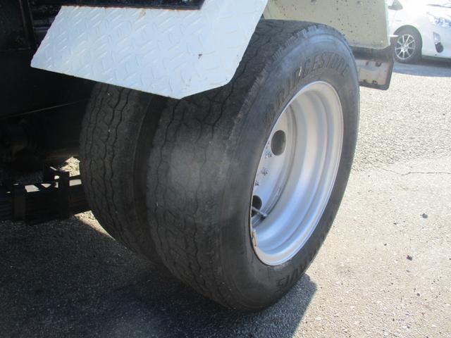 ダイナトラック ３トン　新明和　アームロール　全低床　ツインホイスト　ＭＴ　４ナンバー　リモコン坂道発進補助装置　左電格ミラー　５速ＭＴ　新明和ダンプ　３トンダンプ　ダンプ　中古　中古車　中古ダンプ　３トン車　２トンベース　３トンアームロール　ミッション　マニュアル　リモコン（29枚目）