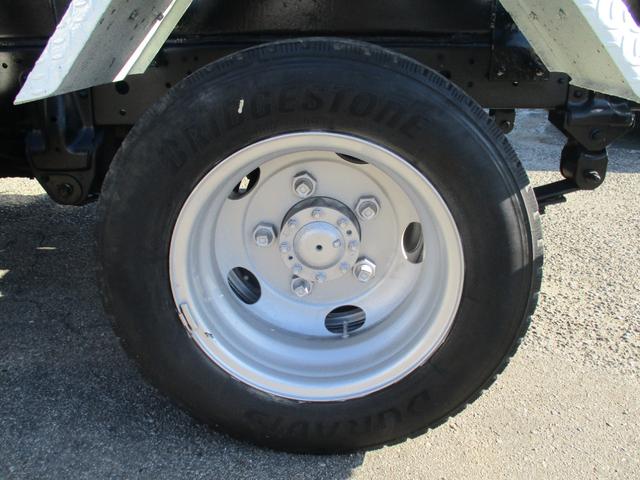 ダイナトラック ３トン　新明和　アームロール　全低床　ツインホイスト　ＭＴ　４ナンバー　リモコン坂道発進補助装置　左電格ミラー　５速ＭＴ　新明和ダンプ　３トンダンプ　ダンプ　中古　中古車　中古ダンプ　３トン車　２トンベース　３トンアームロール　ミッション　マニュアル　リモコン（30枚目）