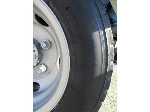 ダイナトラック ３トン　新明和　アームロール　全低床　ツインホイスト　ＭＴ　４ナンバー　リモコン坂道発進補助装置　左電格ミラー　５速ＭＴ　新明和ダンプ　３トンダンプ　ダンプ　中古　中古車　中古ダンプ　３トン車　２トンベース　３トンアームロール　ミッション　マニュアル　リモコン（31枚目）