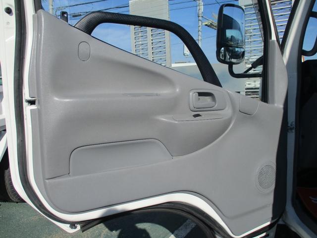 ダイナトラック ３トン　新明和　アームロール　全低床　ツインホイスト　ＭＴ　４ナンバー　リモコン坂道発進補助装置　左電格ミラー　５速ＭＴ　新明和ダンプ　３トンダンプ　ダンプ　中古　中古車　中古ダンプ　３トン車　２トンベース　３トンアームロール　ミッション　マニュアル　リモコン（32枚目）