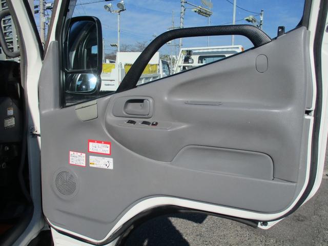 ダイナトラック ３トン　新明和　アームロール　全低床　ツインホイスト　ＭＴ　４ナンバー　リモコン坂道発進補助装置　左電格ミラー　５速ＭＴ　新明和ダンプ　３トンダンプ　ダンプ　中古　中古車　中古ダンプ　３トン車　２トンベース　３トンアームロール　ミッション　マニュアル　リモコン（33枚目）