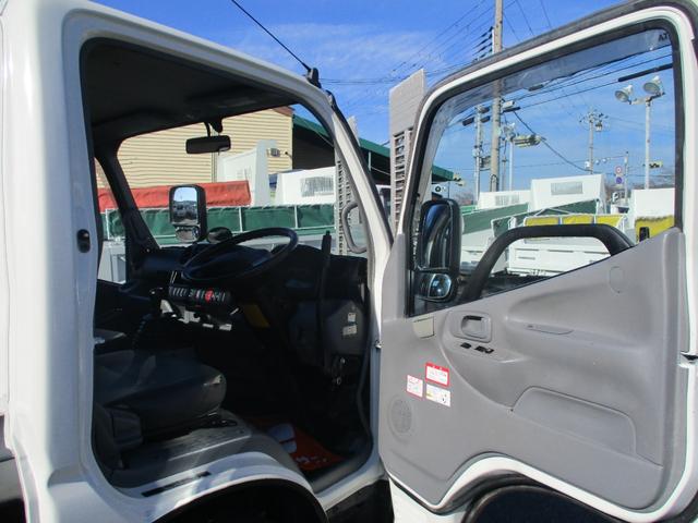 ダイナトラック ３トン　新明和　アームロール　全低床　ツインホイスト　ＭＴ　４ナンバー　リモコン坂道発進補助装置　左電格ミラー　５速ＭＴ　新明和ダンプ　３トンダンプ　ダンプ　中古　中古車　中古ダンプ　３トン車　２トンベース　３トンアームロール　ミッション　マニュアル　リモコン（35枚目）