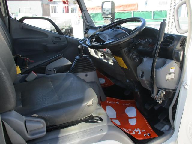 ダイナトラック ３トン　新明和　アームロール　全低床　ツインホイスト　ＭＴ　４ナンバー　リモコン坂道発進補助装置　左電格ミラー　５速ＭＴ　新明和ダンプ　３トンダンプ　ダンプ　中古　中古車　中古ダンプ　３トン車　２トンベース　３トンアームロール　ミッション　マニュアル　リモコン（36枚目）