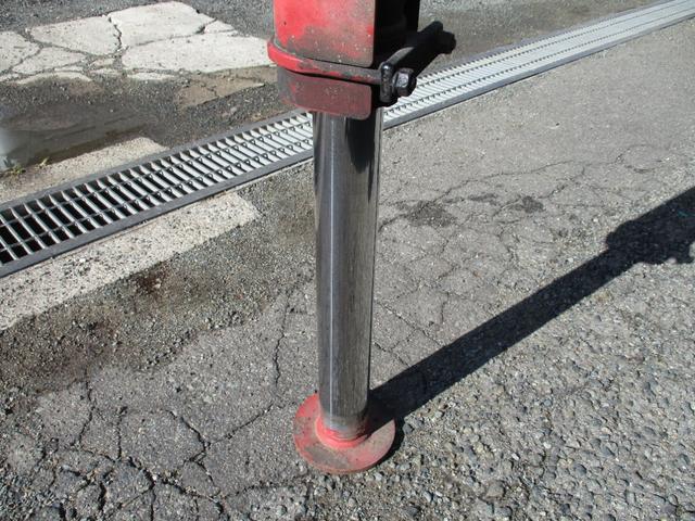 ファイター ２．３トン　２．９３トン吊り　古河ユニック　４段クレーン　フックイン　６速ＭＴ　荷寸５１０／２１０／２０　ベッド　坂道発進補助装置　左電格ミラー　荷台塗装　メッキパーツ　作業灯　タイヤ灯　アウトリガー　４トンベース　４トン車　４トン平　平　平車　ＭＴ（16枚目）