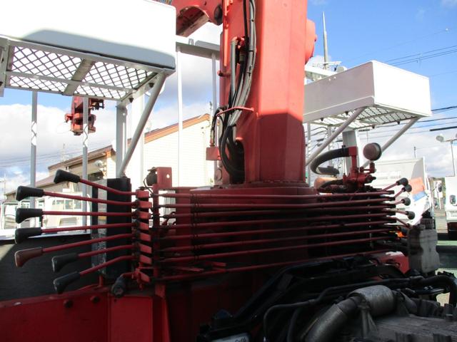 ファイター ２．３トン　２．９３トン吊り　古河ユニック　４段クレーン　フックイン　６速ＭＴ　荷寸５１０／２１０／２０　ベッド　坂道発進補助装置　左電格ミラー　荷台塗装　メッキパーツ　作業灯　タイヤ灯　アウトリガー　４トンベース　４トン車　４トン平　平　平車　ＭＴ（30枚目）