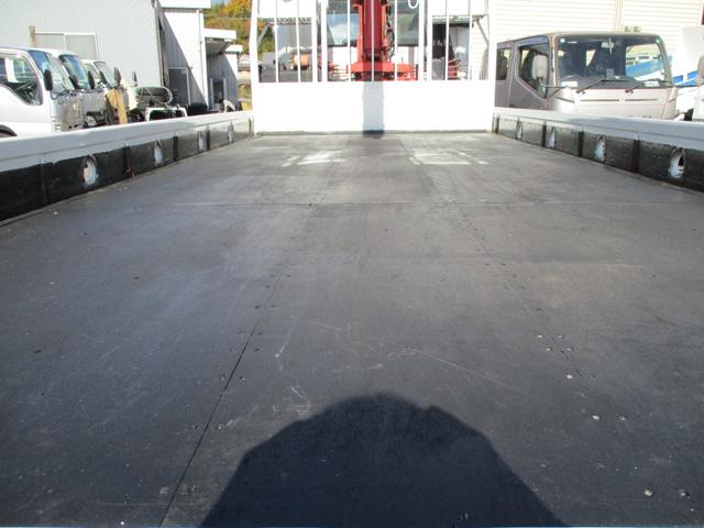 ファイター ２．３トン　２．９３トン吊り　古河ユニック　４段クレーン　フックイン　６速ＭＴ　荷寸５１０／２１０／２０　ベッド　坂道発進補助装置　左電格ミラー　荷台塗装　メッキパーツ　作業灯　タイヤ灯　アウトリガー　４トンベース　４トン車　４トン平　平　平車　ＭＴ（34枚目）