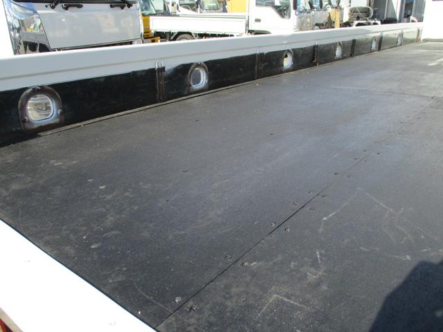 ファイター ２．３トン　２．９３トン吊り　古河ユニック　４段クレーン　フックイン　６速ＭＴ　荷寸５１０／２１０／２０　ベッド　坂道発進補助装置　左電格ミラー　荷台塗装　メッキパーツ　作業灯　タイヤ灯　アウトリガー　４トンベース　４トン車　４トン平　平　平車　ＭＴ（35枚目）