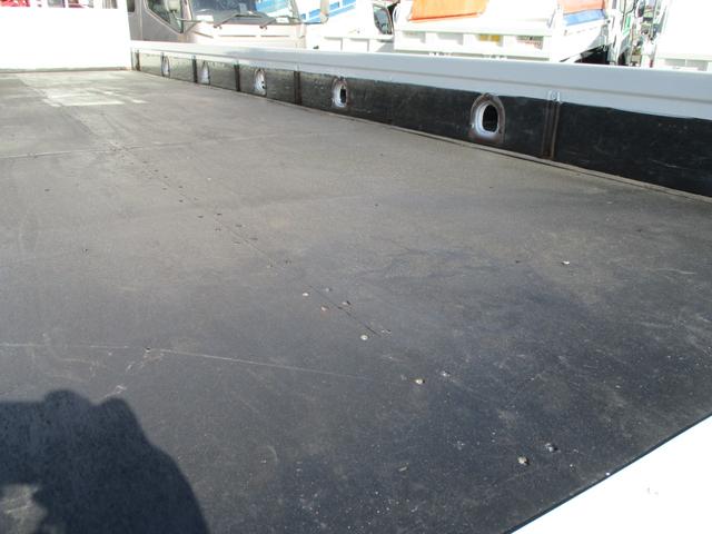 ファイター ２．３トン　２．９３トン吊り　古河ユニック　４段クレーン　フックイン　６速ＭＴ　荷寸５１０／２１０／２０　ベッド　坂道発進補助装置　左電格ミラー　荷台塗装　メッキパーツ　作業灯　タイヤ灯　アウトリガー　４トンベース　４トン車　４トン平　平　平車　ＭＴ（36枚目）