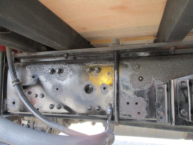 ファイター ２．３トン　２．９３トン吊り　古河ユニック　４段クレーン　フックイン　６速ＭＴ　荷寸５１０／２１０／２０　ベッド　坂道発進補助装置　左電格ミラー　荷台塗装　メッキパーツ　作業灯　タイヤ灯　アウトリガー　４トンベース　４トン車　４トン平　平　平車　ＭＴ（41枚目）