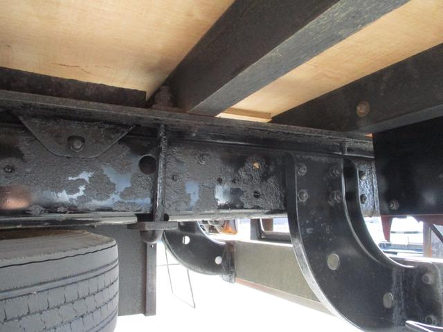 ファイター ２．３トン　２．９３トン吊り　古河ユニック　４段クレーン　フックイン　６速ＭＴ　荷寸５１０／２１０／２０　ベッド　坂道発進補助装置　左電格ミラー　荷台塗装　メッキパーツ　作業灯　タイヤ灯　アウトリガー　４トンベース　４トン車　４トン平　平　平車　ＭＴ（42枚目）