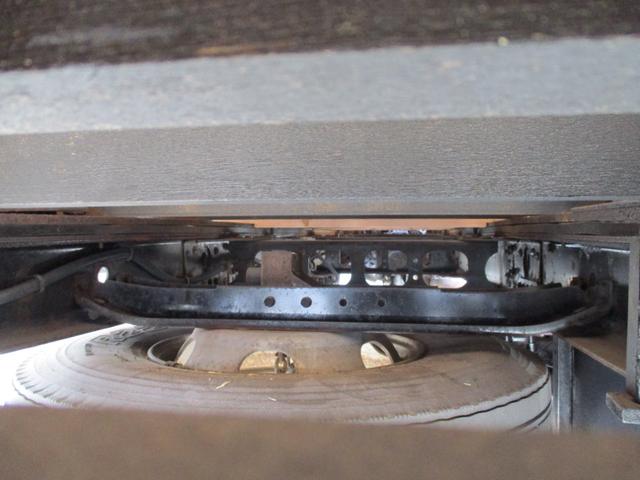 ファイター ２．３トン　２．９３トン吊り　古河ユニック　４段クレーン　フックイン　６速ＭＴ　荷寸５１０／２１０／２０　ベッド　坂道発進補助装置　左電格ミラー　荷台塗装　メッキパーツ　作業灯　タイヤ灯　アウトリガー　４トンベース　４トン車　４トン平　平　平車　ＭＴ（44枚目）