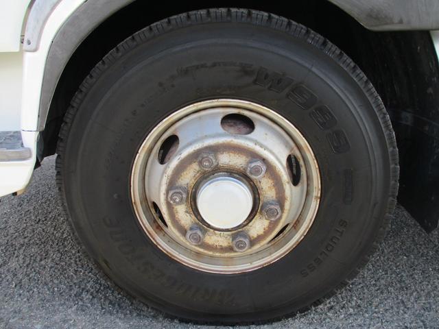 ファイター ２．３トン　２．９３トン吊り　古河ユニック　４段クレーン　フックイン　６速ＭＴ　荷寸５１０／２１０／２０　ベッド　坂道発進補助装置　左電格ミラー　荷台塗装　メッキパーツ　作業灯　タイヤ灯　アウトリガー　４トンベース　４トン車　４トン平　平　平車　ＭＴ（46枚目）