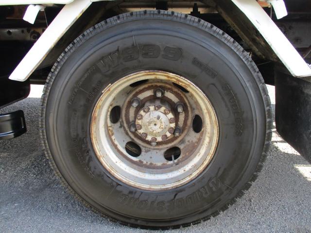 ファイター ２．３トン　２．９３トン吊り　古河ユニック　４段クレーン　フックイン　６速ＭＴ　荷寸５１０／２１０／２０　ベッド　坂道発進補助装置　左電格ミラー　荷台塗装　メッキパーツ　作業灯　タイヤ灯　アウトリガー　４トンベース　４トン車　４トン平　平　平車　ＭＴ（48枚目）