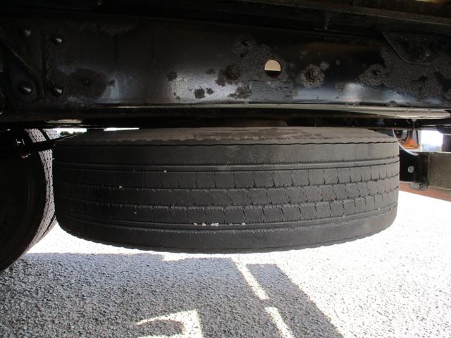 ファイター ２．３トン　２．９３トン吊り　古河ユニック　４段クレーン　フックイン　６速ＭＴ　荷寸５１０／２１０／２０　ベッド　坂道発進補助装置　左電格ミラー　荷台塗装　メッキパーツ　作業灯　タイヤ灯　アウトリガー　４トンベース　４トン車　４トン平　平　平車　ＭＴ（49枚目）