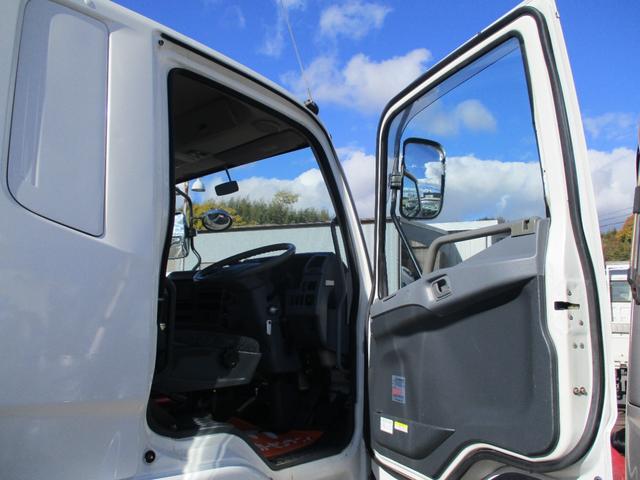 ファイター ２．３トン　２．９３トン吊り　古河ユニック　４段クレーン　フックイン　６速ＭＴ　荷寸５１０／２１０／２０　ベッド　坂道発進補助装置　左電格ミラー　荷台塗装　メッキパーツ　作業灯　タイヤ灯　アウトリガー　４トンベース　４トン車　４トン平　平　平車　ＭＴ（53枚目）