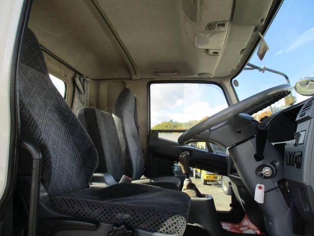 ファイター ２．３トン　２．９３トン吊り　古河ユニック　４段クレーン　フックイン　６速ＭＴ　荷寸５１０／２１０／２０　ベッド　坂道発進補助装置　左電格ミラー　荷台塗装　メッキパーツ　作業灯　タイヤ灯　アウトリガー　４トンベース　４トン車　４トン平　平　平車　ＭＴ（65枚目）