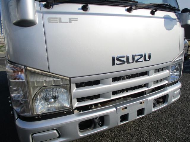 エルフトラック １．５トン　標準　平　ＡＴ　全低床　荷寸３１１－１６０－３８　４ナンバー　ロープフック　アイドリングストップ　レベライザー　地上高：８４ｃｍ　平車　平ボディ　標準平　４ＪＪ１　シルバー　オートマチック車　２トン車　２トンベース　２トン　２トン平　１１０馬力　架装（6枚目）