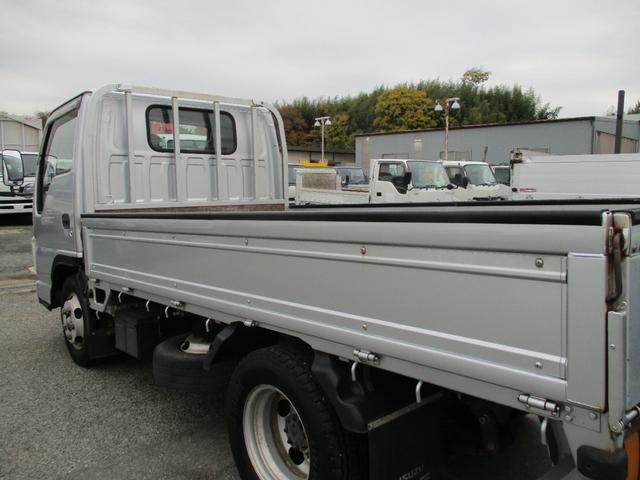 エルフトラック １．５トン　標準　平　ＡＴ　全低床　荷寸３１１－１６０－３８　４ナンバー　ロープフック　アイドリングストップ　レベライザー　地上高：８４ｃｍ　平車　平ボディ　標準平　４ＪＪ１　シルバー　オートマチック車　２トン車　２トンベース　２トン　２トン平　１１０馬力　架装（14枚目）