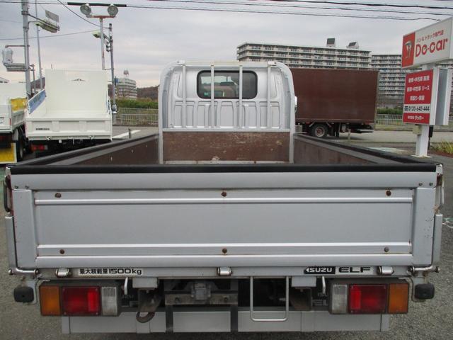 エルフトラック １．５トン　標準　平　ＡＴ　全低床　荷寸３１１－１６０－３８　４ナンバー　ロープフック　アイドリングストップ　レベライザー　地上高：８４ｃｍ　平車　平ボディ　標準平　４ＪＪ１　シルバー　オートマチック車　２トン車　２トンベース　２トン　２トン平　１１０馬力　架装（18枚目）