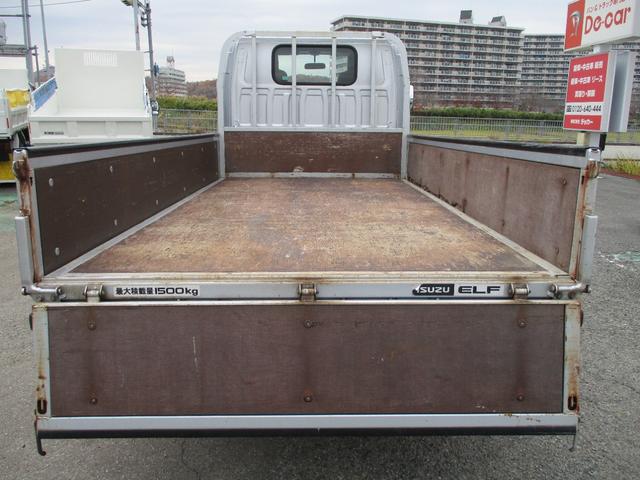 エルフトラック １．５トン　標準　平　ＡＴ　全低床　荷寸３１１－１６０－３８　４ナンバー　ロープフック　アイドリングストップ　レベライザー　地上高：８４ｃｍ　平車　平ボディ　標準平　４ＪＪ１　シルバー　オートマチック車　２トン車　２トンベース　２トン　２トン平　１１０馬力　架装（20枚目）