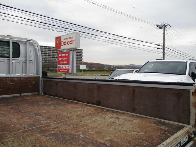 エルフトラック １．５トン　標準　平　ＡＴ　全低床　荷寸３１１－１６０－３８　４ナンバー　ロープフック　アイドリングストップ　レベライザー　地上高：８４ｃｍ　平車　平ボディ　標準平　４ＪＪ１　シルバー　オートマチック車　２トン車　２トンベース　２トン　２トン平　１１０馬力　架装（22枚目）