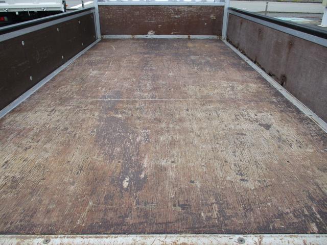 エルフトラック １．５トン　標準　平　ＡＴ　全低床　荷寸３１１－１６０－３８　４ナンバー　ロープフック　アイドリングストップ　レベライザー　地上高：８４ｃｍ　平車　平ボディ　標準平　４ＪＪ１　シルバー　オートマチック車　２トン車　２トンベース　２トン　２トン平　１１０馬力　架装（23枚目）