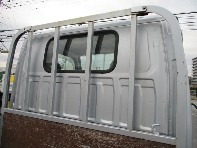 エルフトラック １．５トン　標準　平　ＡＴ　全低床　荷寸３１１－１６０－３８　４ナンバー　ロープフック　アイドリングストップ　レベライザー　地上高：８４ｃｍ　平車　平ボディ　標準平　４ＪＪ１　シルバー　オートマチック車　２トン車　２トンベース　２トン　２トン平　１１０馬力　架装（25枚目）