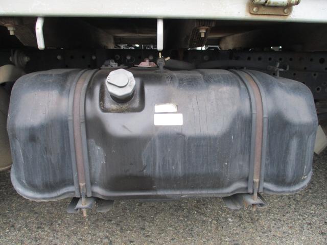 エルフトラック １．５トン　標準　平　ＡＴ　全低床　荷寸３１１－１６０－３８　４ナンバー　ロープフック　アイドリングストップ　レベライザー　地上高：８４ｃｍ　平車　平ボディ　標準平　４ＪＪ１　シルバー　オートマチック車　２トン車　２トンベース　２トン　２トン平　１１０馬力　架装（26枚目）