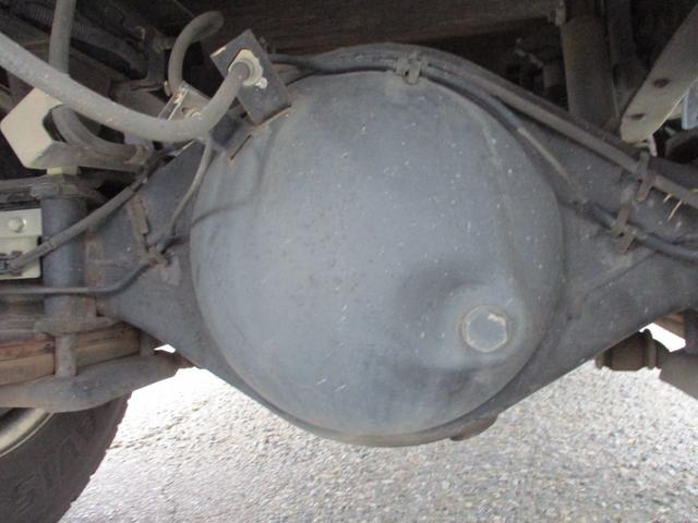 エルフトラック １．５トン　標準　平　ＡＴ　全低床　荷寸３１１－１６０－３８　４ナンバー　ロープフック　アイドリングストップ　レベライザー　地上高：８４ｃｍ　平車　平ボディ　標準平　４ＪＪ１　シルバー　オートマチック車　２トン車　２トンベース　２トン　２トン平　１１０馬力　架装（28枚目）