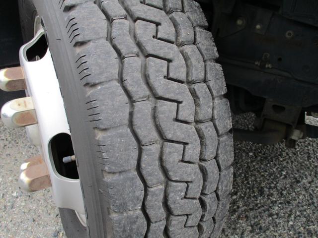 エルフトラック １．５トン　標準　平　ＡＴ　全低床　荷寸３１１－１６０－３８　４ナンバー　ロープフック　アイドリングストップ　レベライザー　地上高：８４ｃｍ　平車　平ボディ　標準平　４ＪＪ１　シルバー　オートマチック車　２トン車　２トンベース　２トン　２トン平　１１０馬力　架装（29枚目）