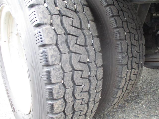 エルフトラック １．５トン　標準　平　ＡＴ　全低床　荷寸３１１－１６０－３８　４ナンバー　ロープフック　アイドリングストップ　レベライザー　地上高：８４ｃｍ　平車　平ボディ　標準平　４ＪＪ１　シルバー　オートマチック車　２トン車　２トンベース　２トン　２トン平　１１０馬力　架装（30枚目）