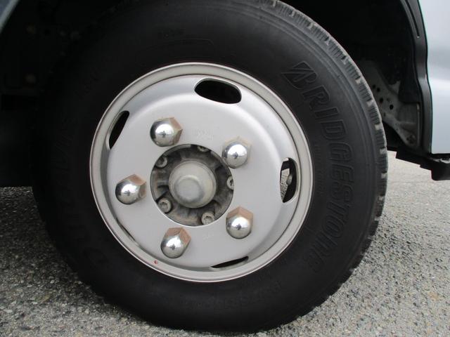 エルフトラック １．５トン　標準　平　ＡＴ　全低床　荷寸３１１－１６０－３８　４ナンバー　ロープフック　アイドリングストップ　レベライザー　地上高：８４ｃｍ　平車　平ボディ　標準平　４ＪＪ１　シルバー　オートマチック車　２トン車　２トンベース　２トン　２トン平　１１０馬力　架装（31枚目）