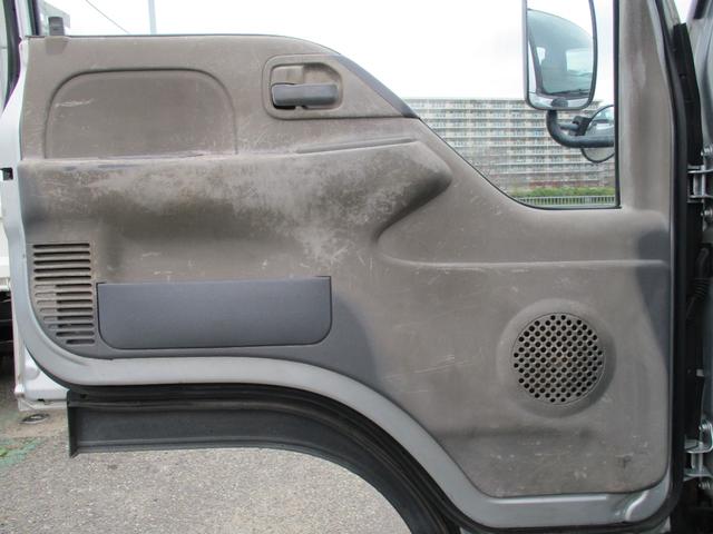 エルフトラック １．５トン　標準　平　ＡＴ　全低床　荷寸３１１－１６０－３８　４ナンバー　ロープフック　アイドリングストップ　レベライザー　地上高：８４ｃｍ　平車　平ボディ　標準平　４ＪＪ１　シルバー　オートマチック車　２トン車　２トンベース　２トン　２トン平　１１０馬力　架装（32枚目）